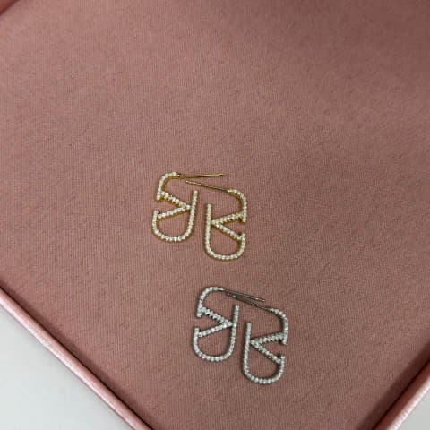 Brinco de letras cravejadas
