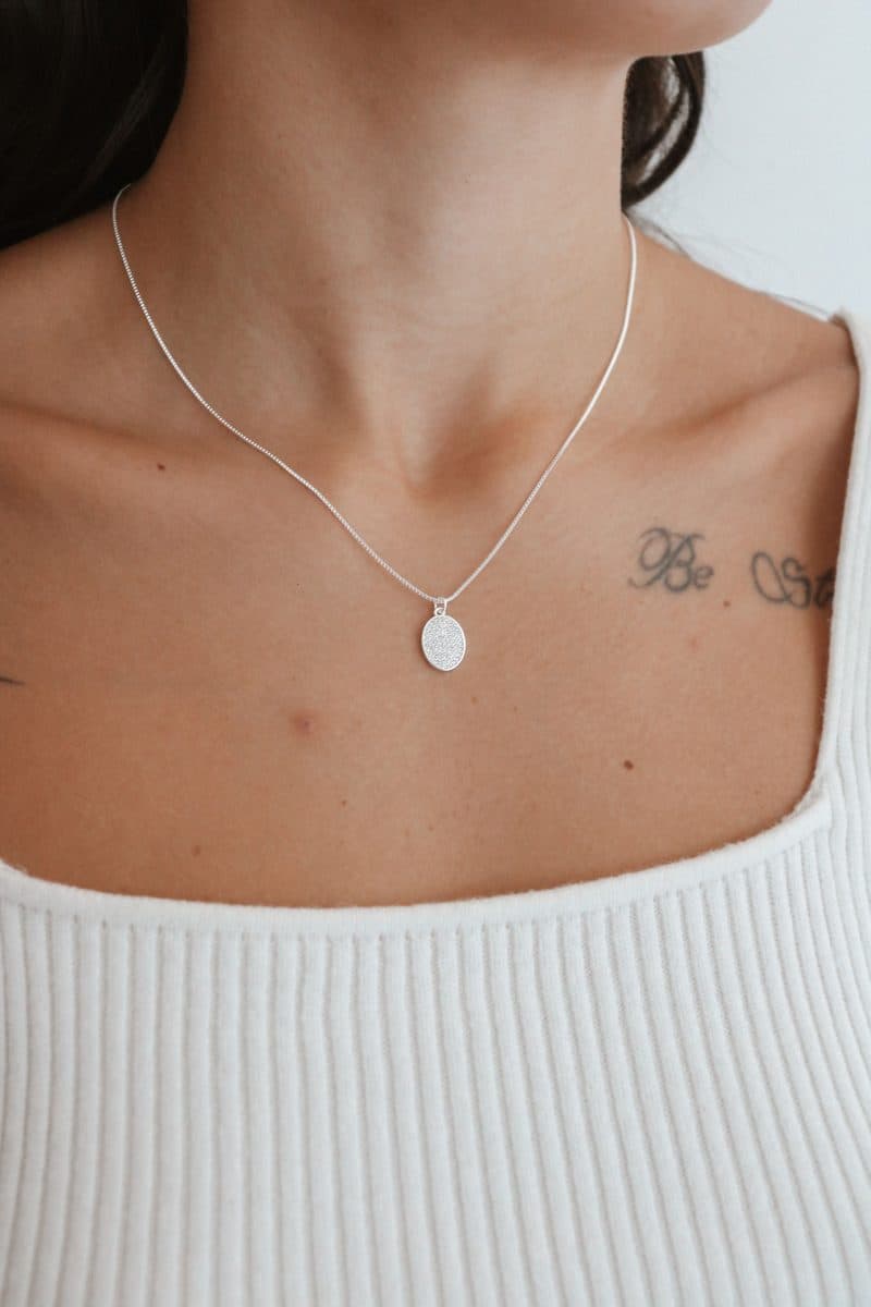Colar oval cravejado