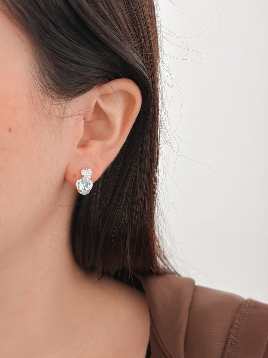 Brinco dois corações um azul e um cristal
