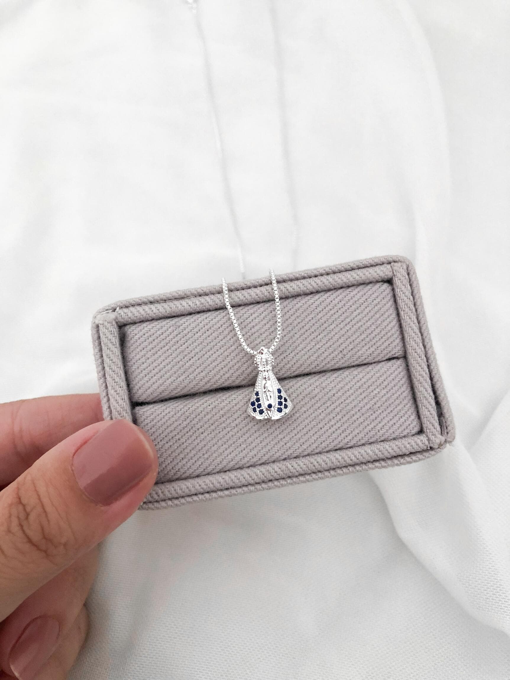 Colar nossa senhora cravejado azul
