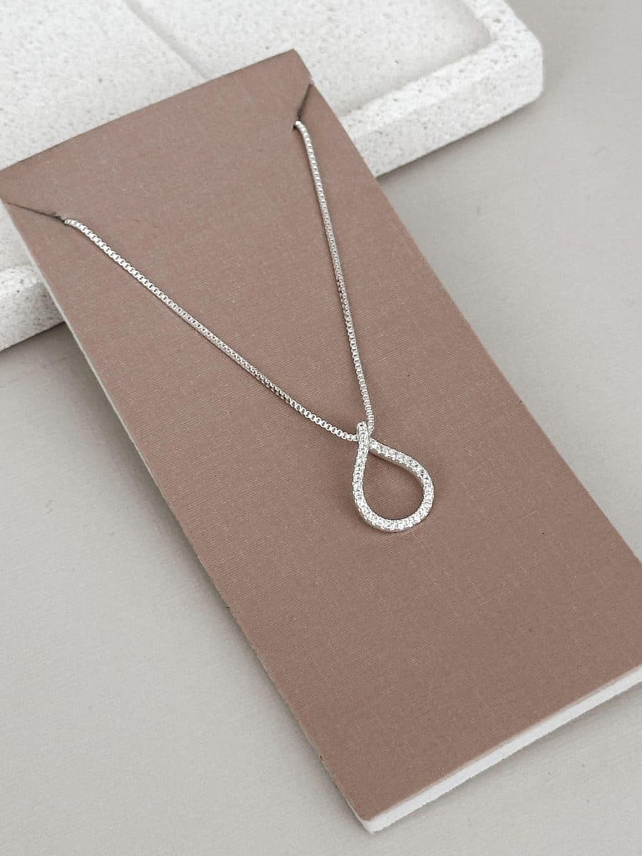 Colar gota infinito