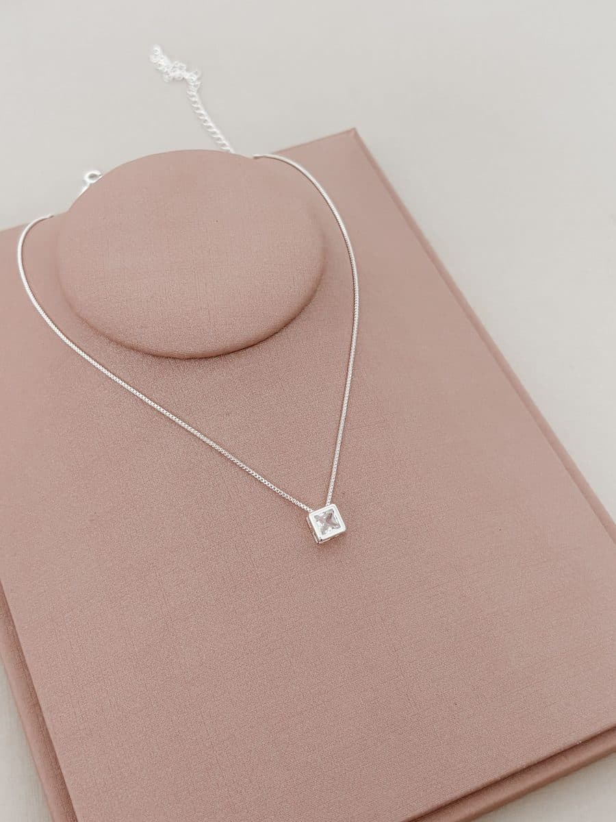 Choker pedra quadrada cravada cristal