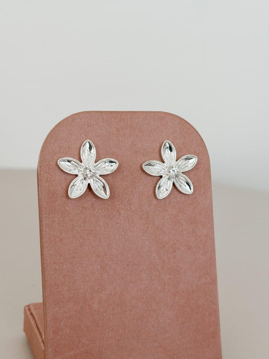 Brinco flor grande liso com pedra no meio