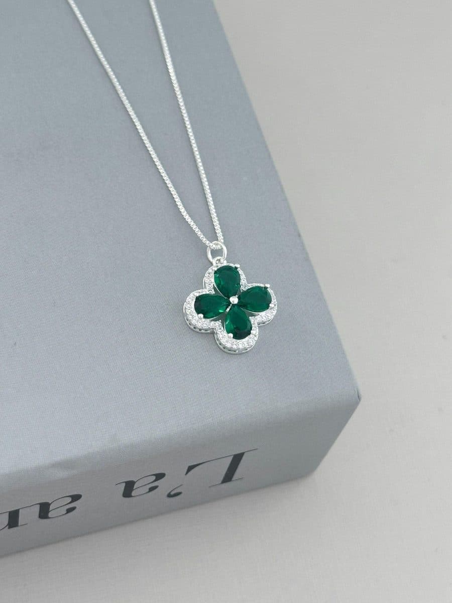 Colar flor verde