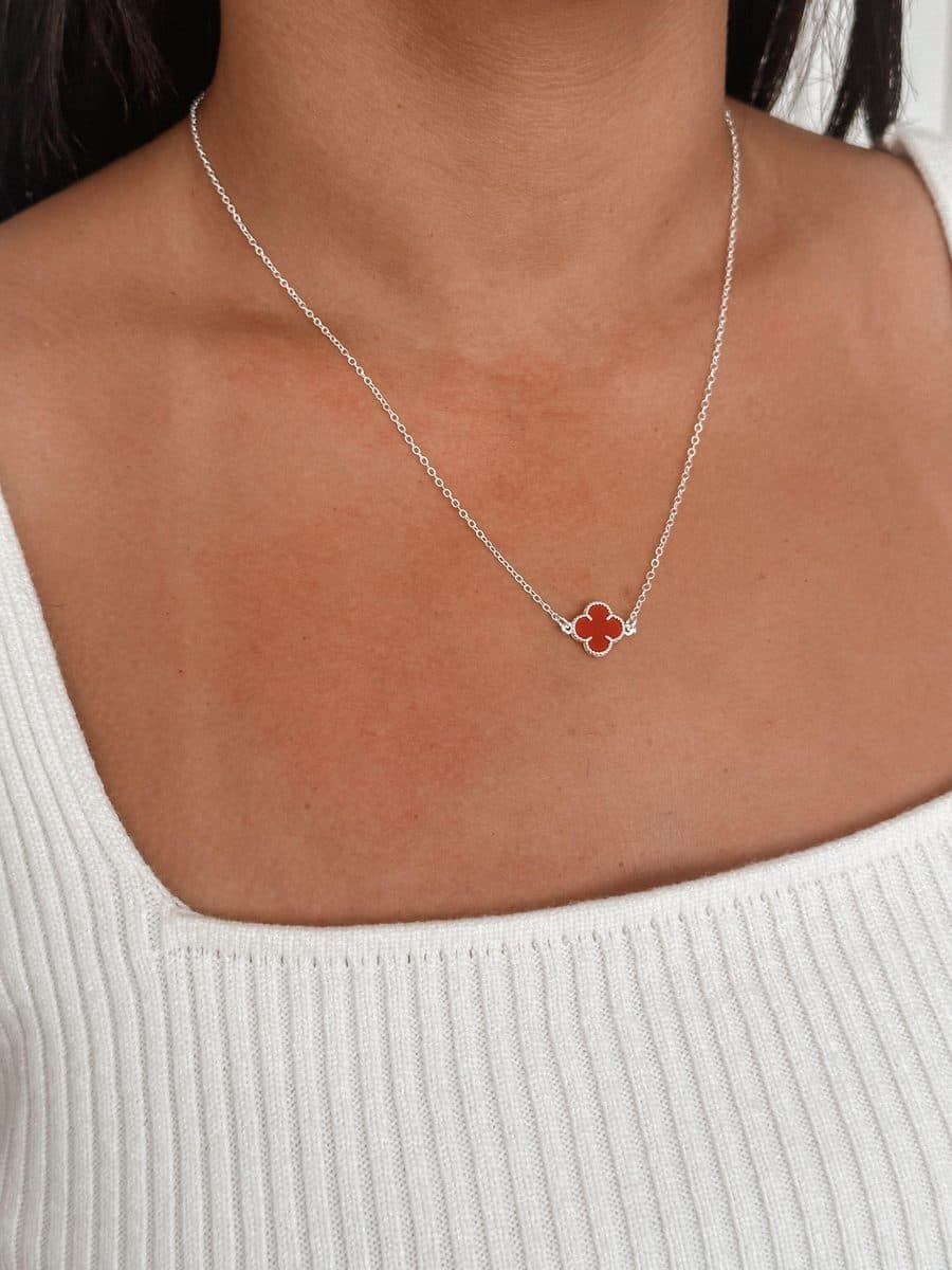 Colar trevo vermelho b