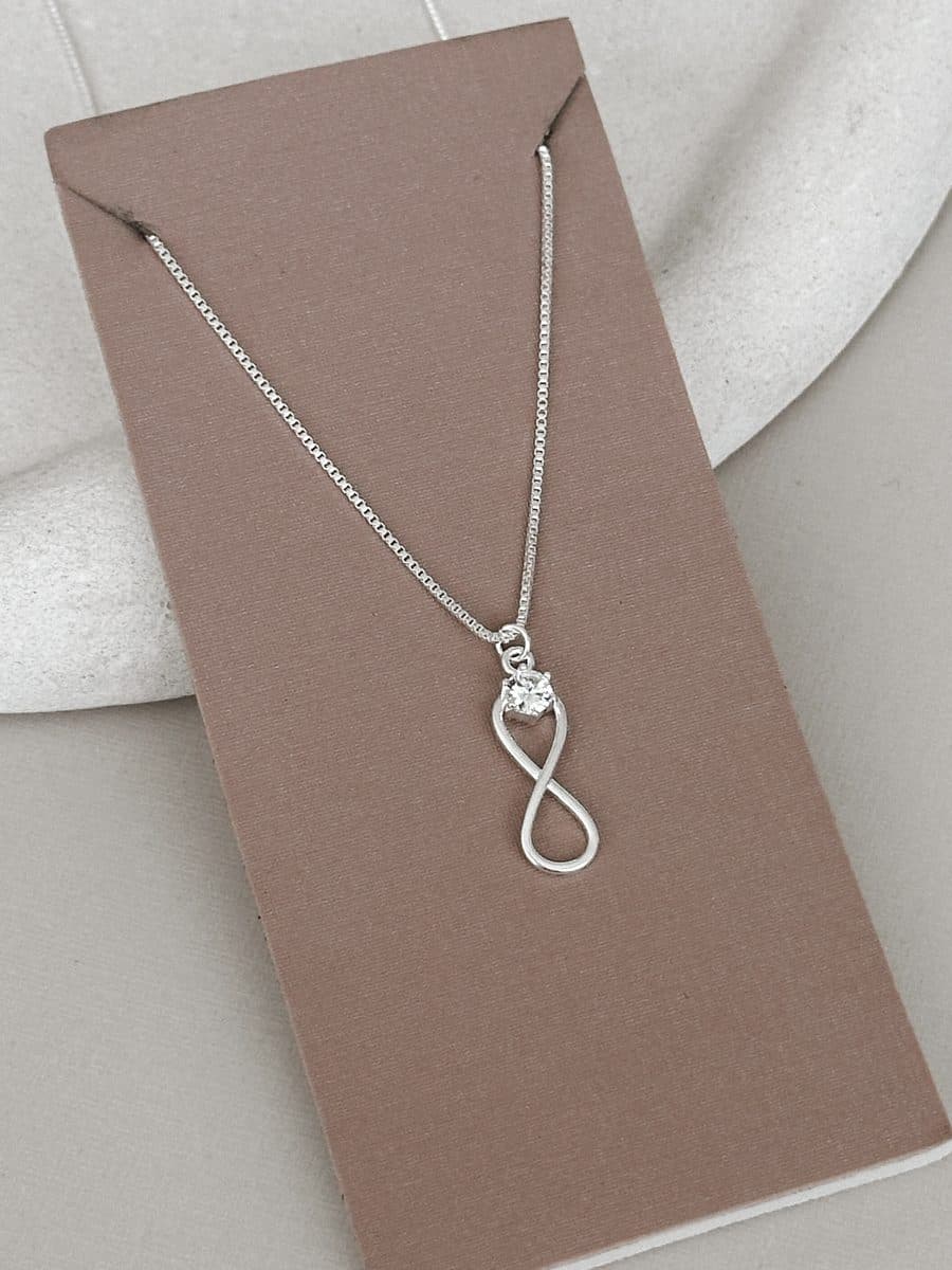 Colar infinito liso com pedrinha