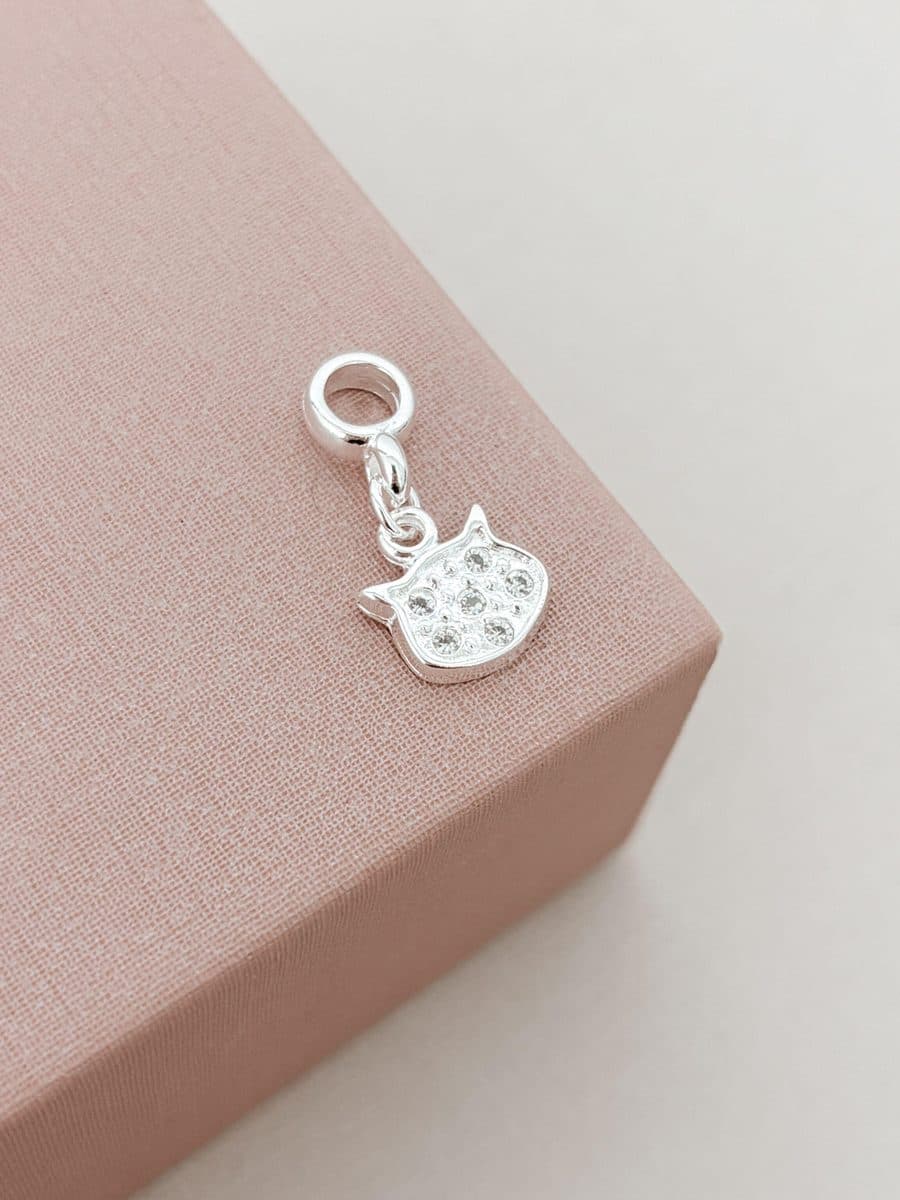 Berloque gatinho detalhado