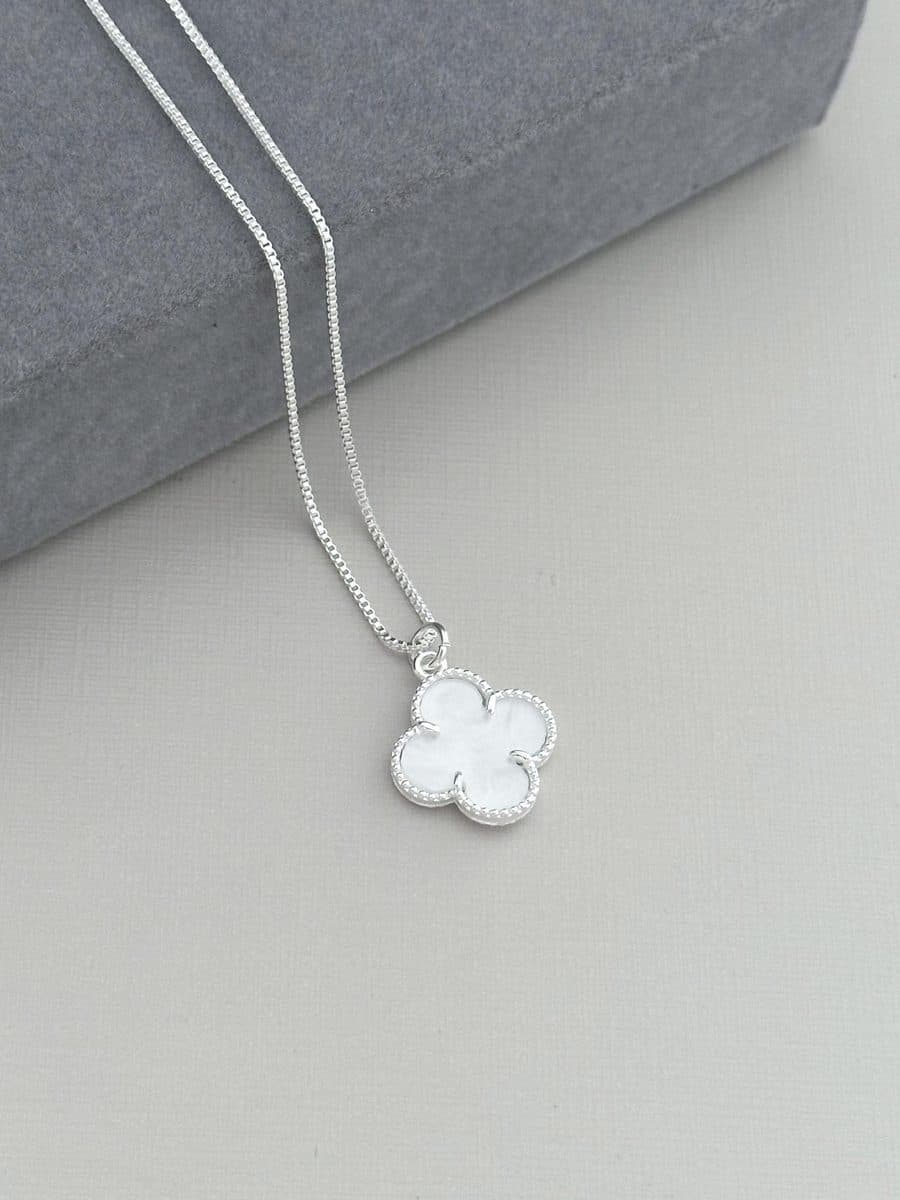 Colar trevo branco