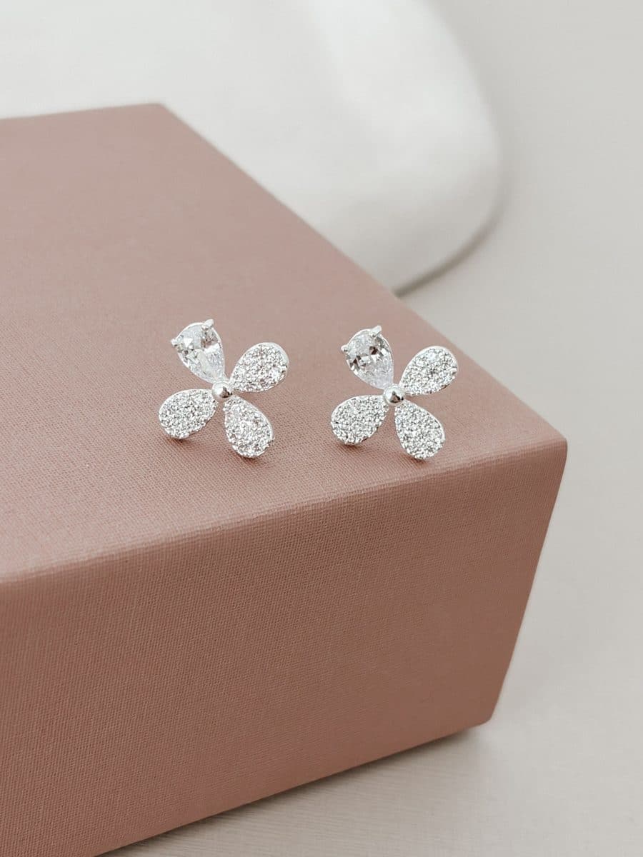 Brinco flor cravejado com uma pétala cristal