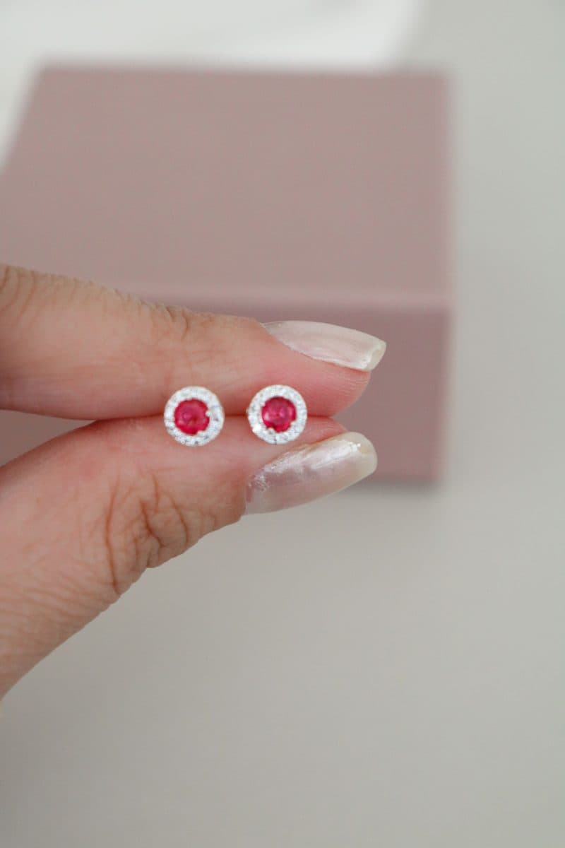 Brinco circulo cravejado rosa fucsia