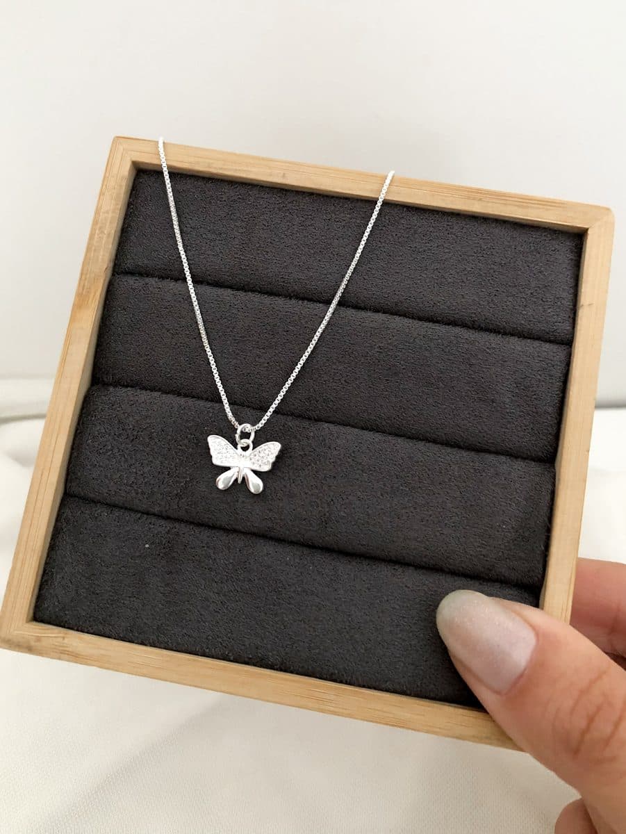 Colar borboleta cravejada em cima e liso embaixo