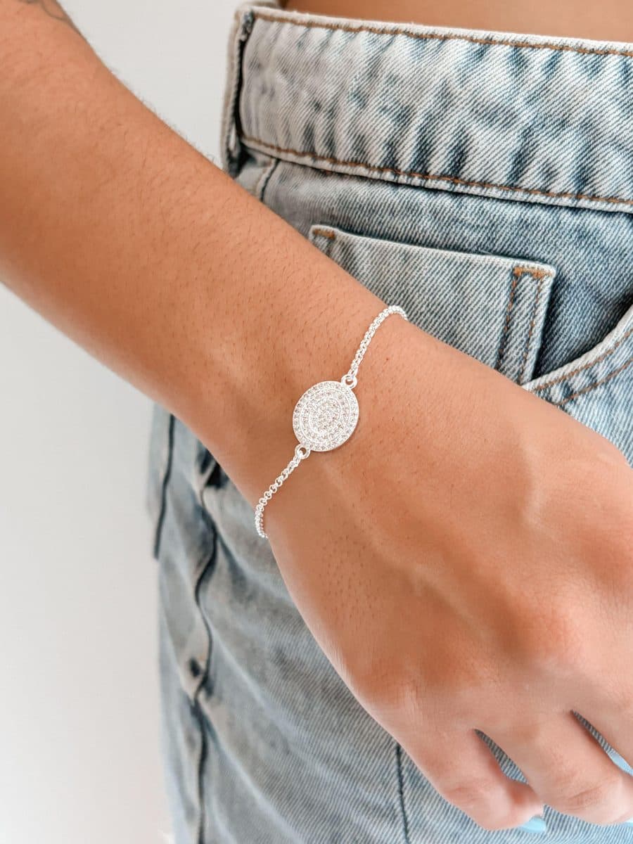 Pulseira com pingente oval todo cravejado em micro zircônias