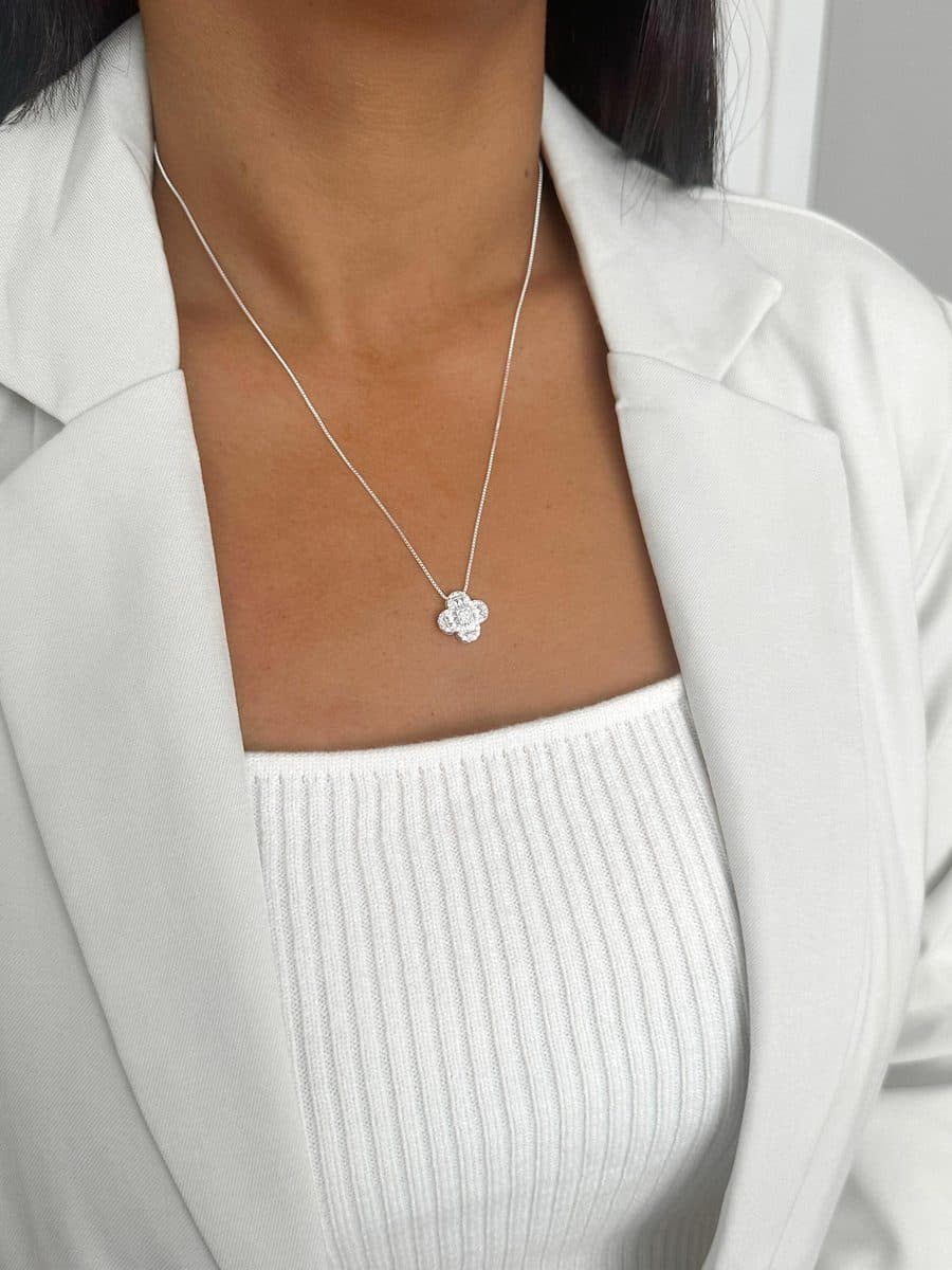 Colar trevo cristal detalhado