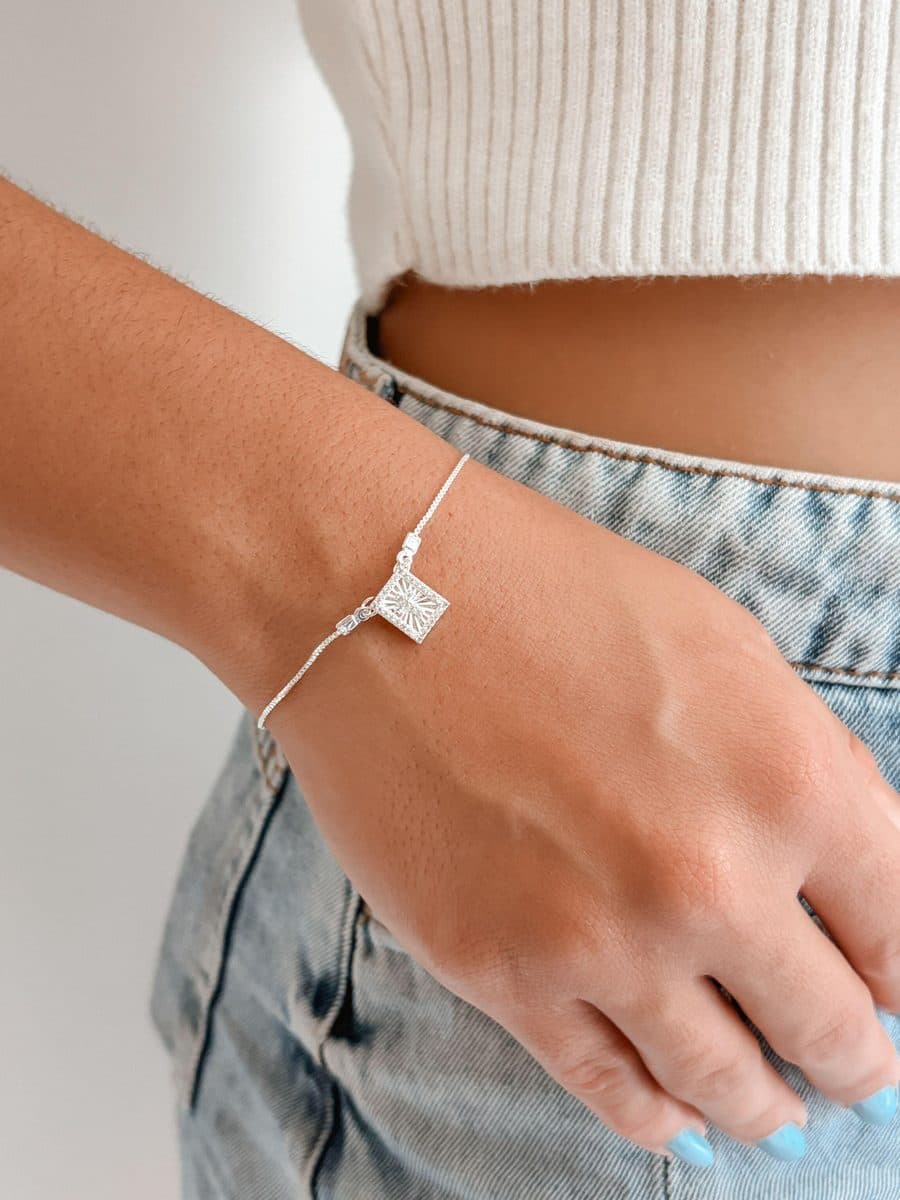 Pulseira com pingente cruz quadradinho cravejado cristal