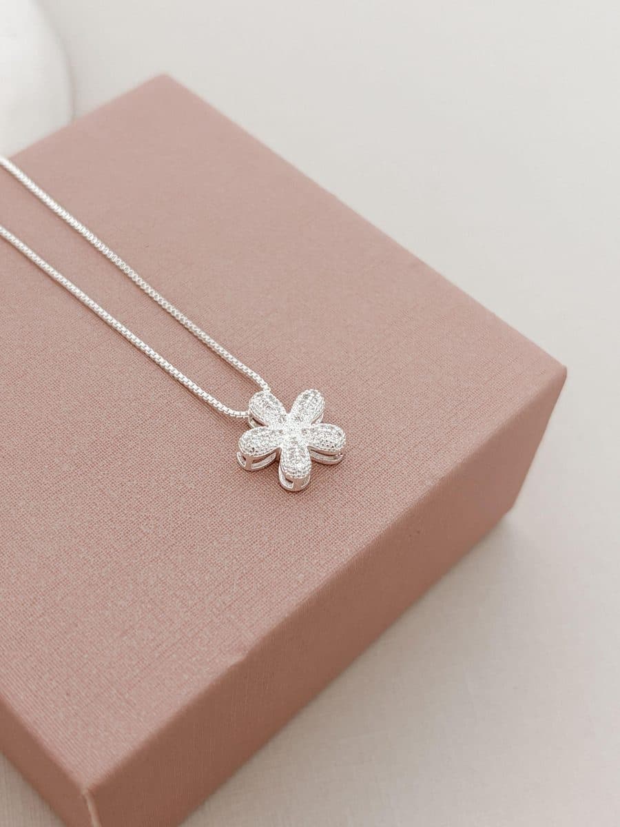 Colar flor cravejado cinco pétalas