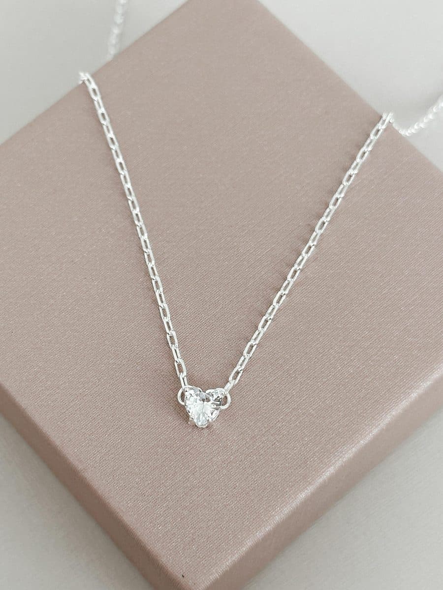 Choker elos fino com pingente de coração