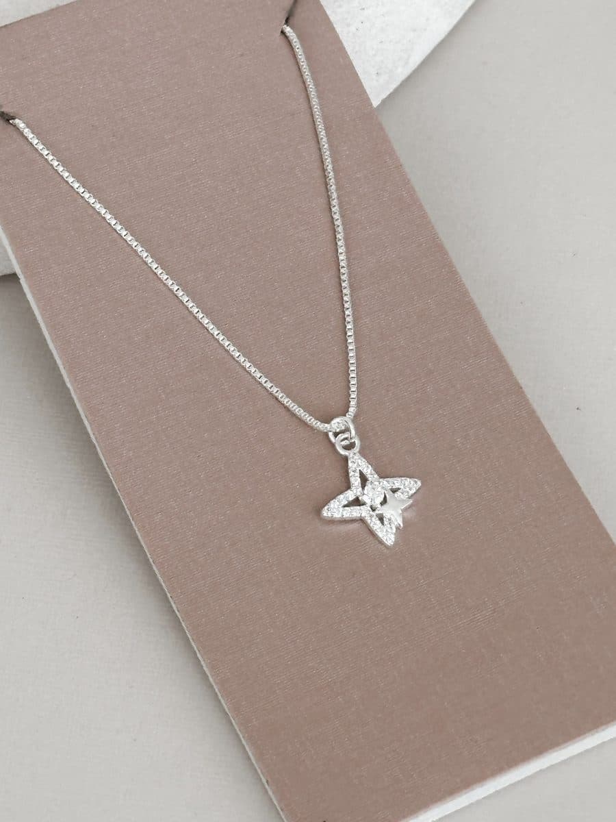 Colar estrela cravejado com estrelinha lisa no meio
