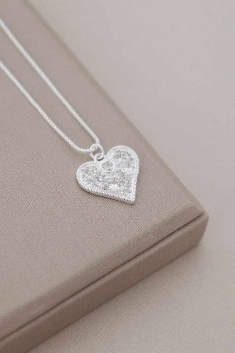 Colar coração pontudo pedras cristais