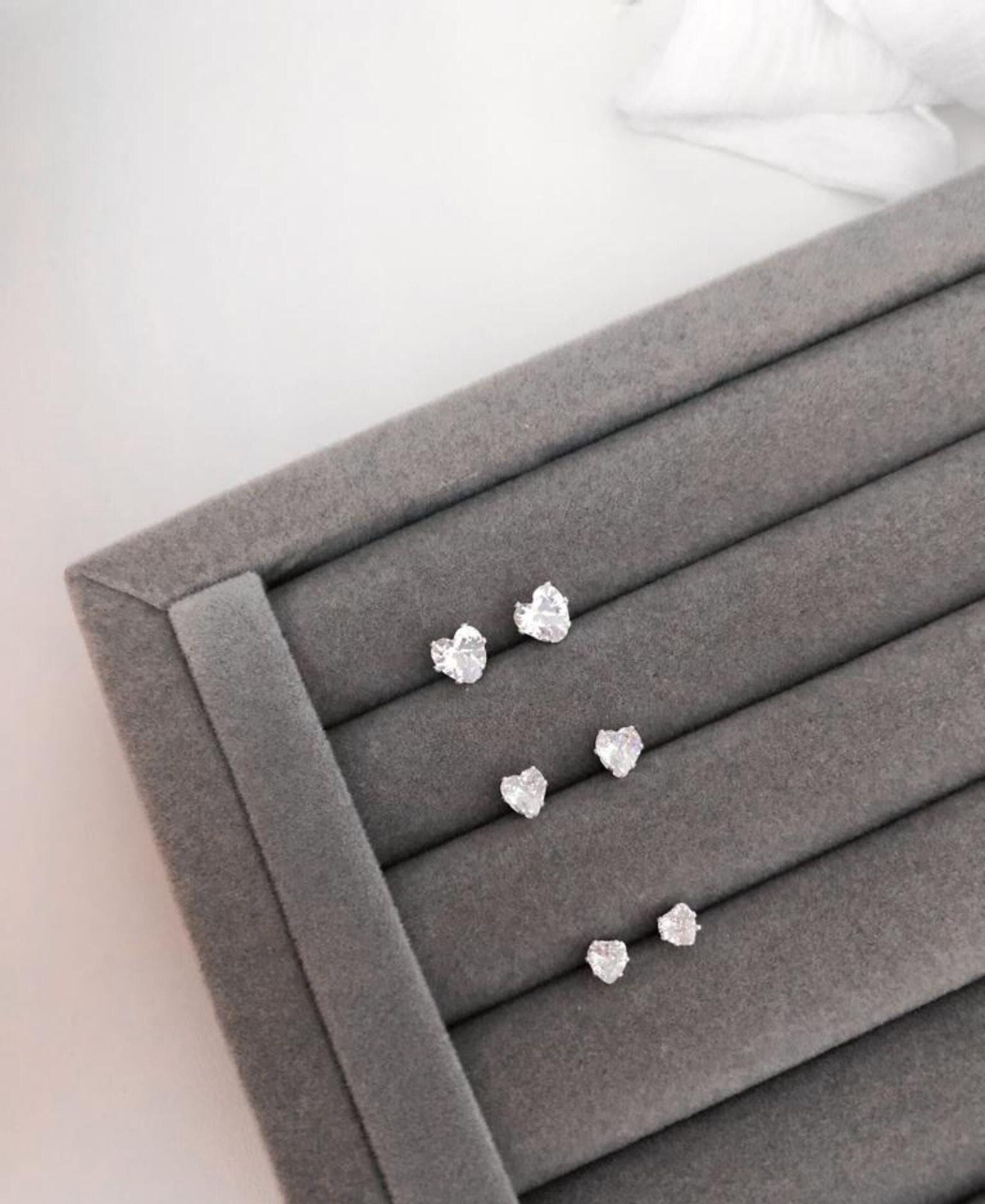 Trio de brincos corações zirconia