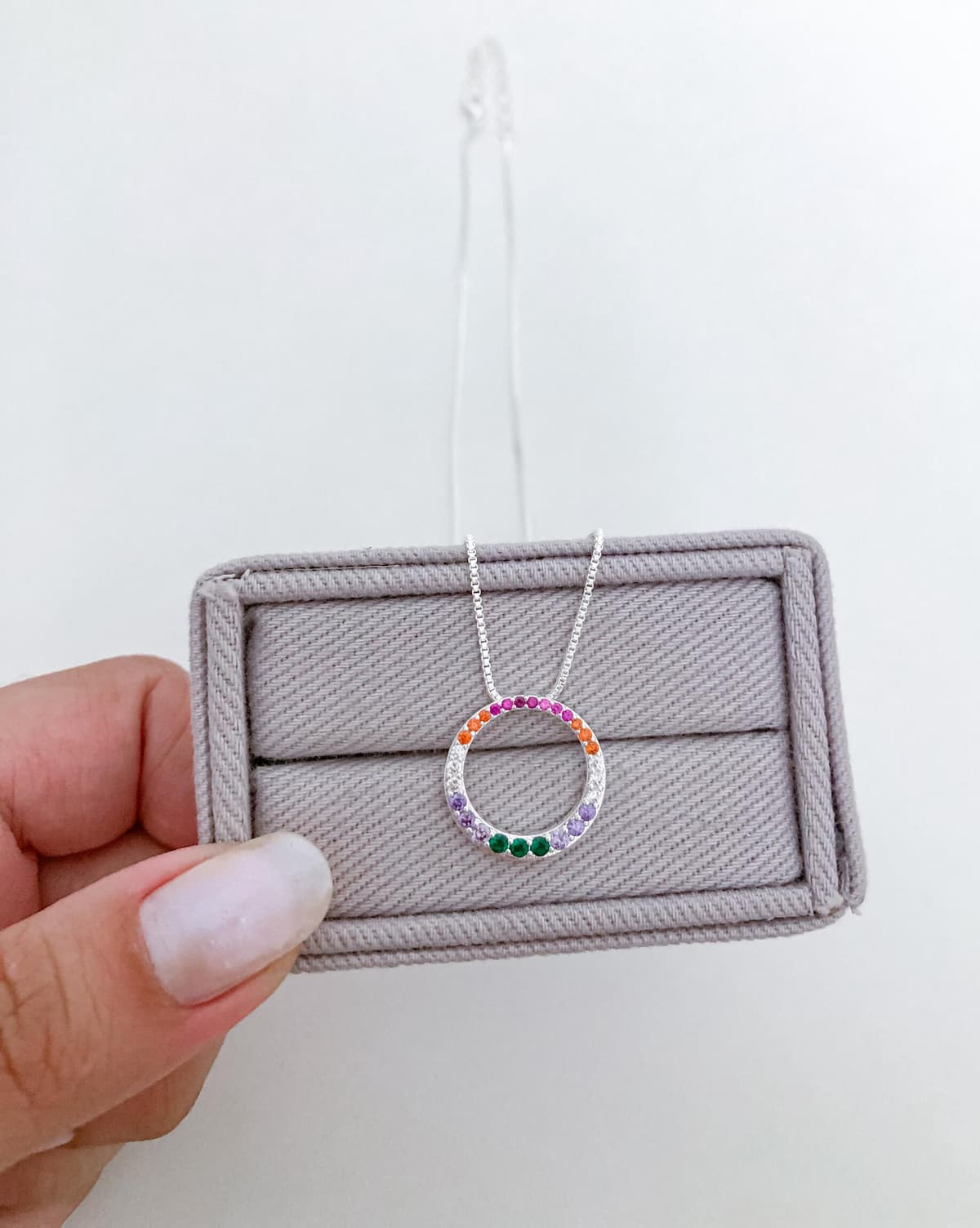 Colar cravejado de zircônias coloridas