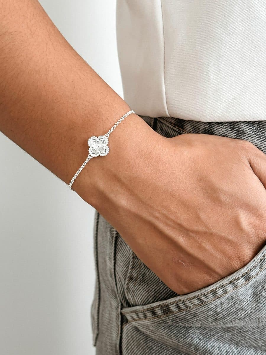 Pulseira trevo plissado brilhante
