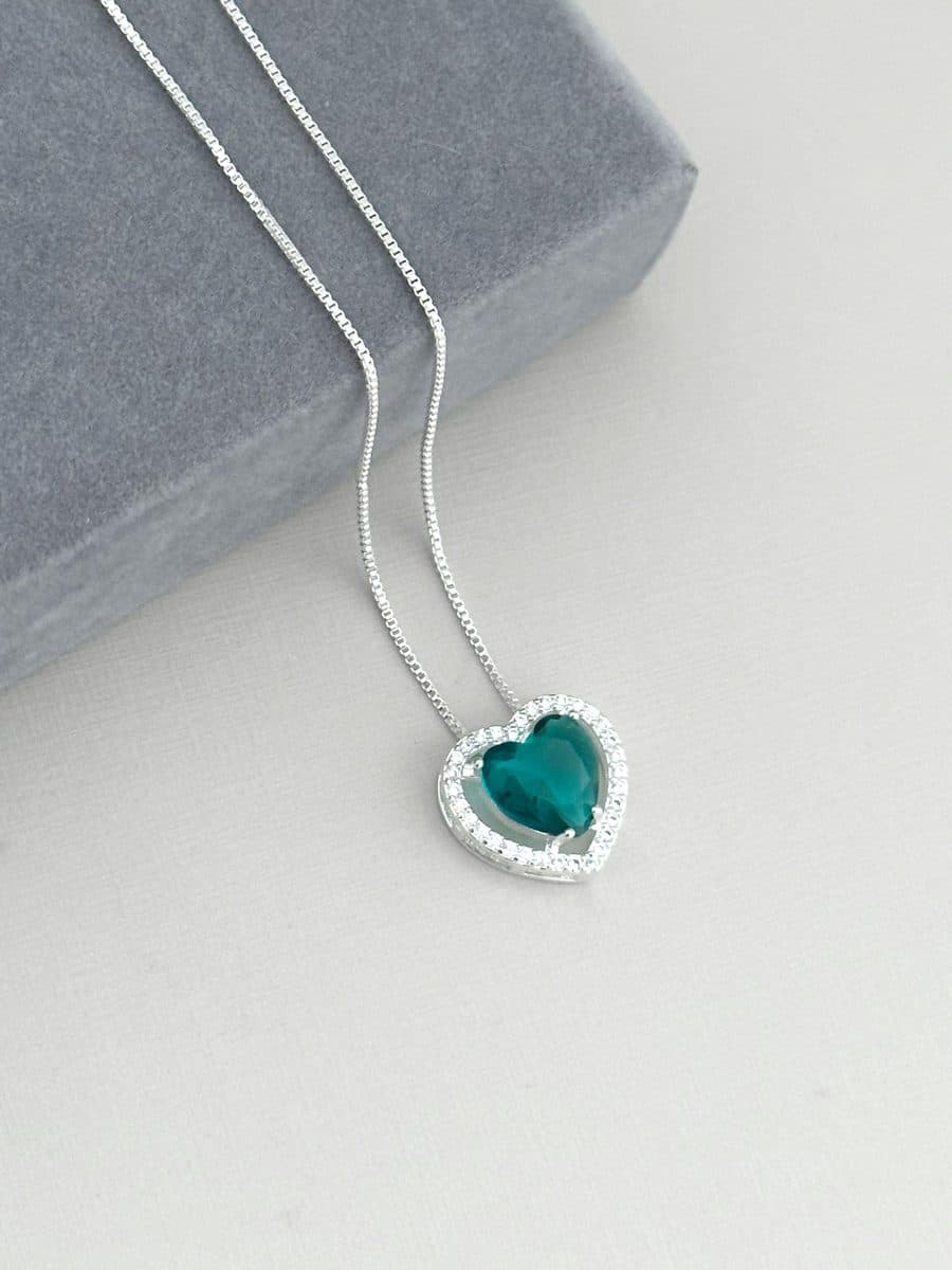 Colar coração cravejado pedra verde esmeralda