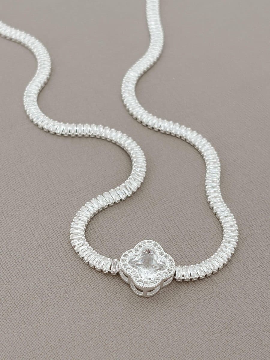Choker baguetes com trevo cravejado cristal