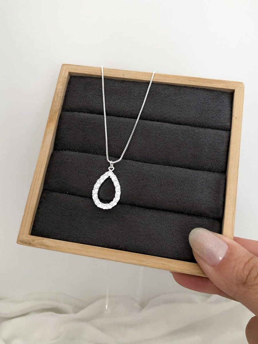 Colar gota cravejado vazado