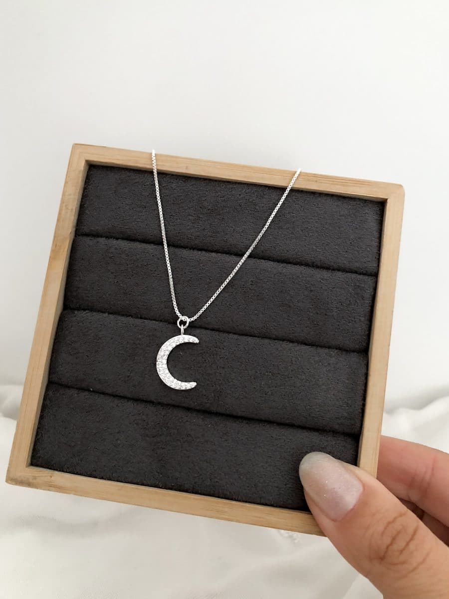 Colar meia lua cravejado