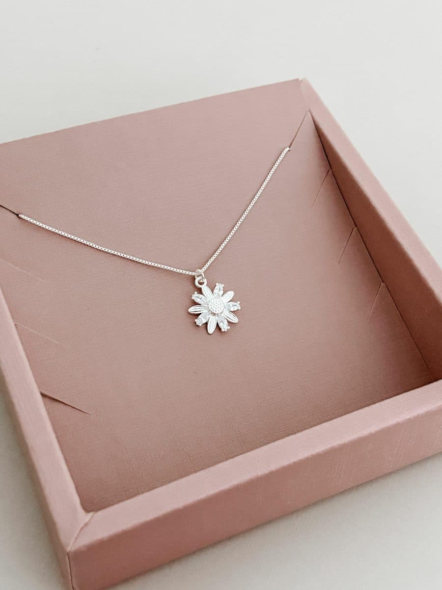 Colar flor dez pétalas riscadinhas e cristais