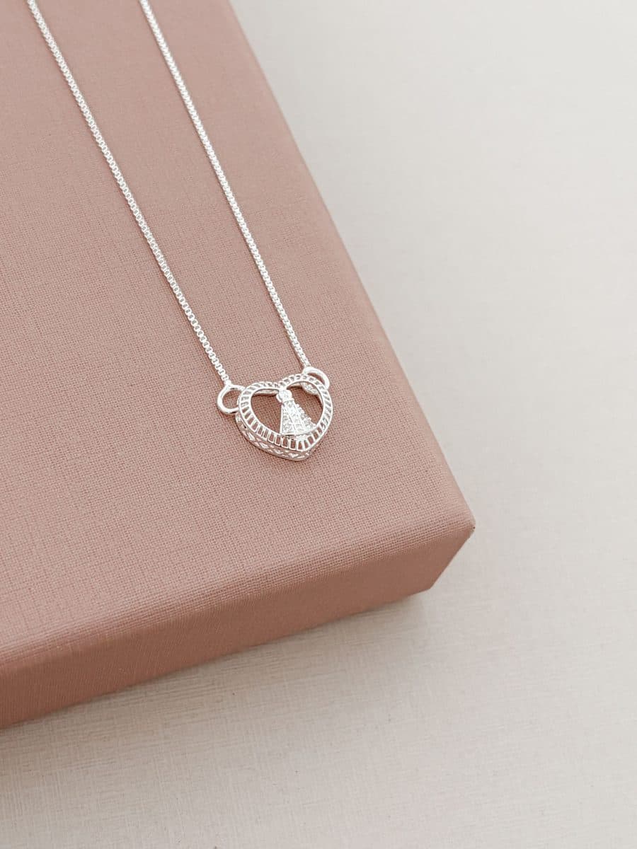Colar Nossa Senhora coração frisos cristal