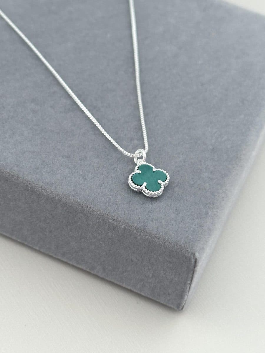 Colar trevo verde militar