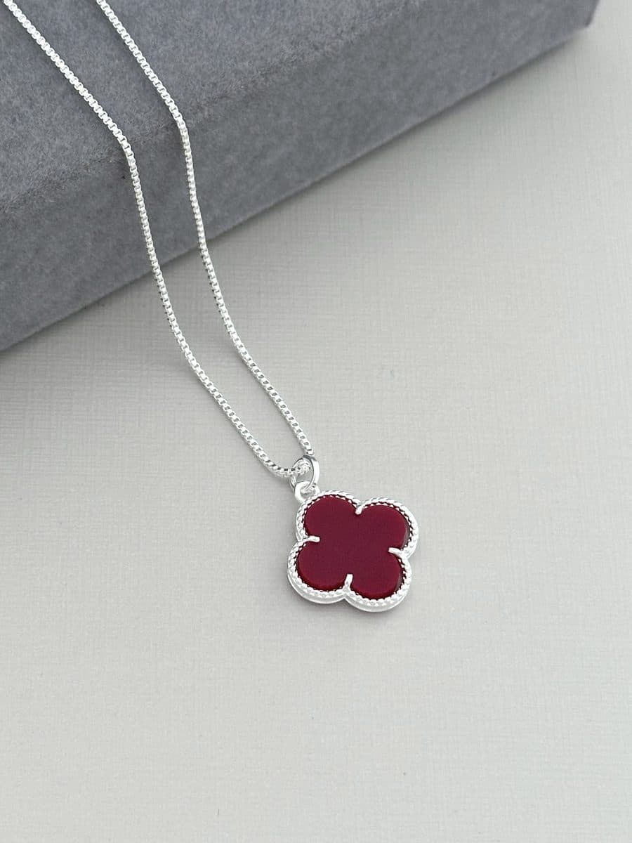 Colar trevo vermelho