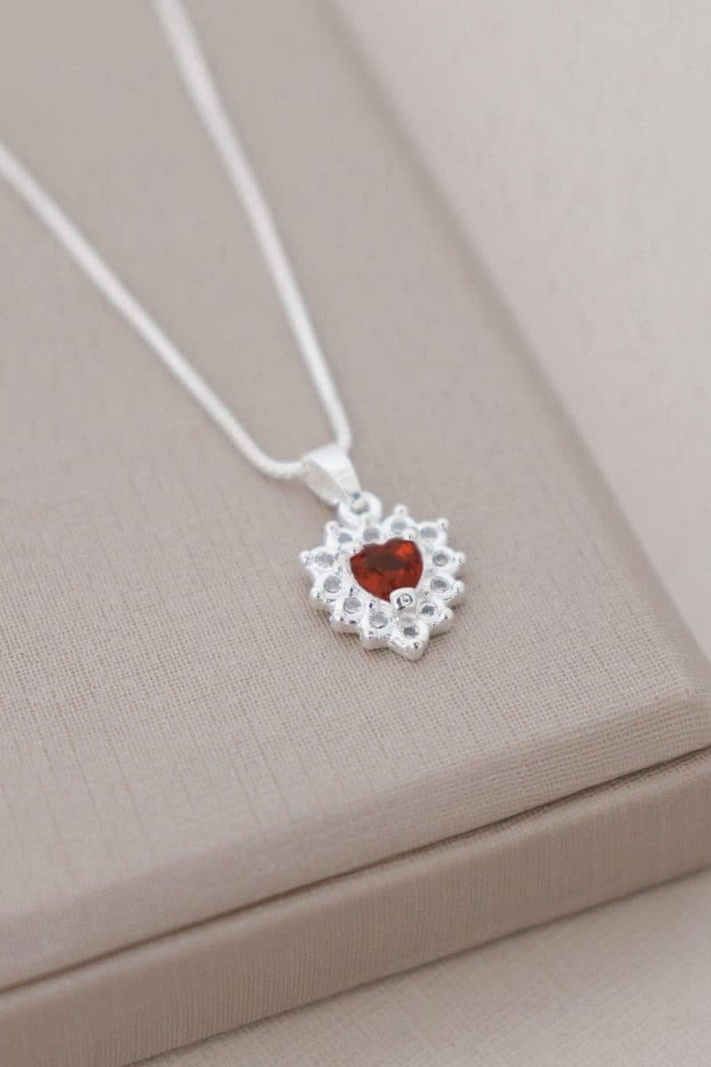 Colar coração cherry detalhado em volta