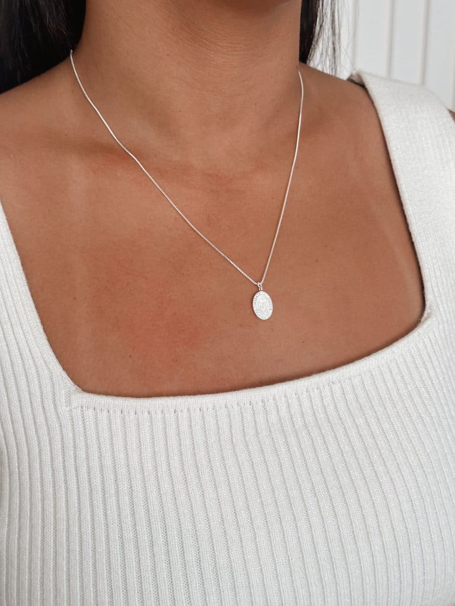 Colar oval liso coração no meio cravejado em volta