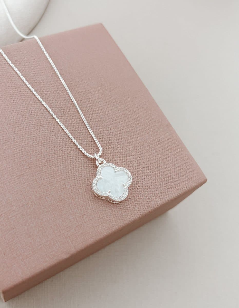 Colar trevo maior branco