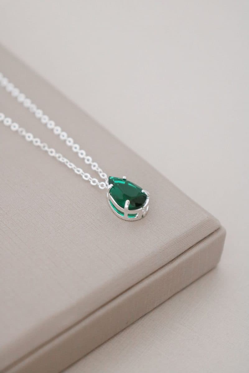 Colar gota verde esmeralda cadeadinhos