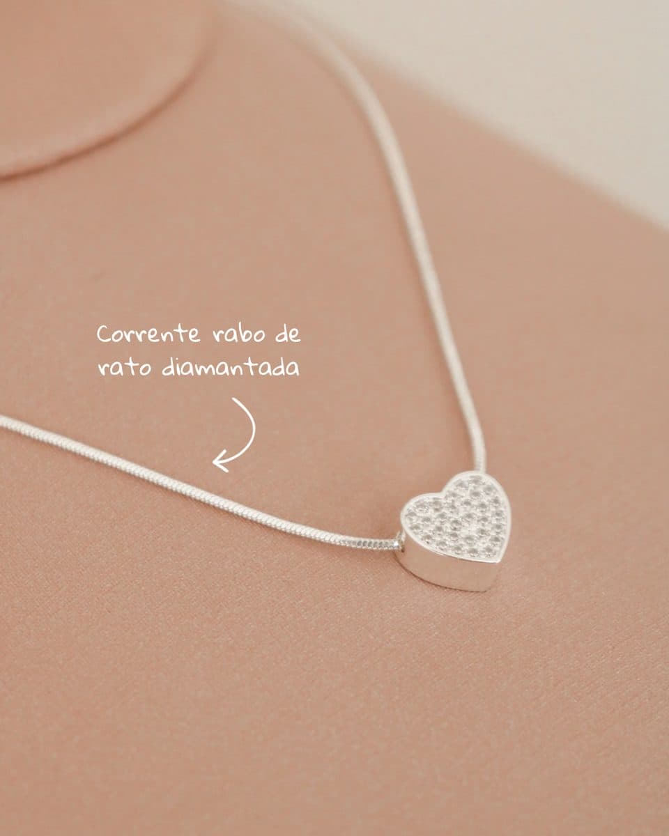 Colar corrente diamantada com pingente coração cravejado