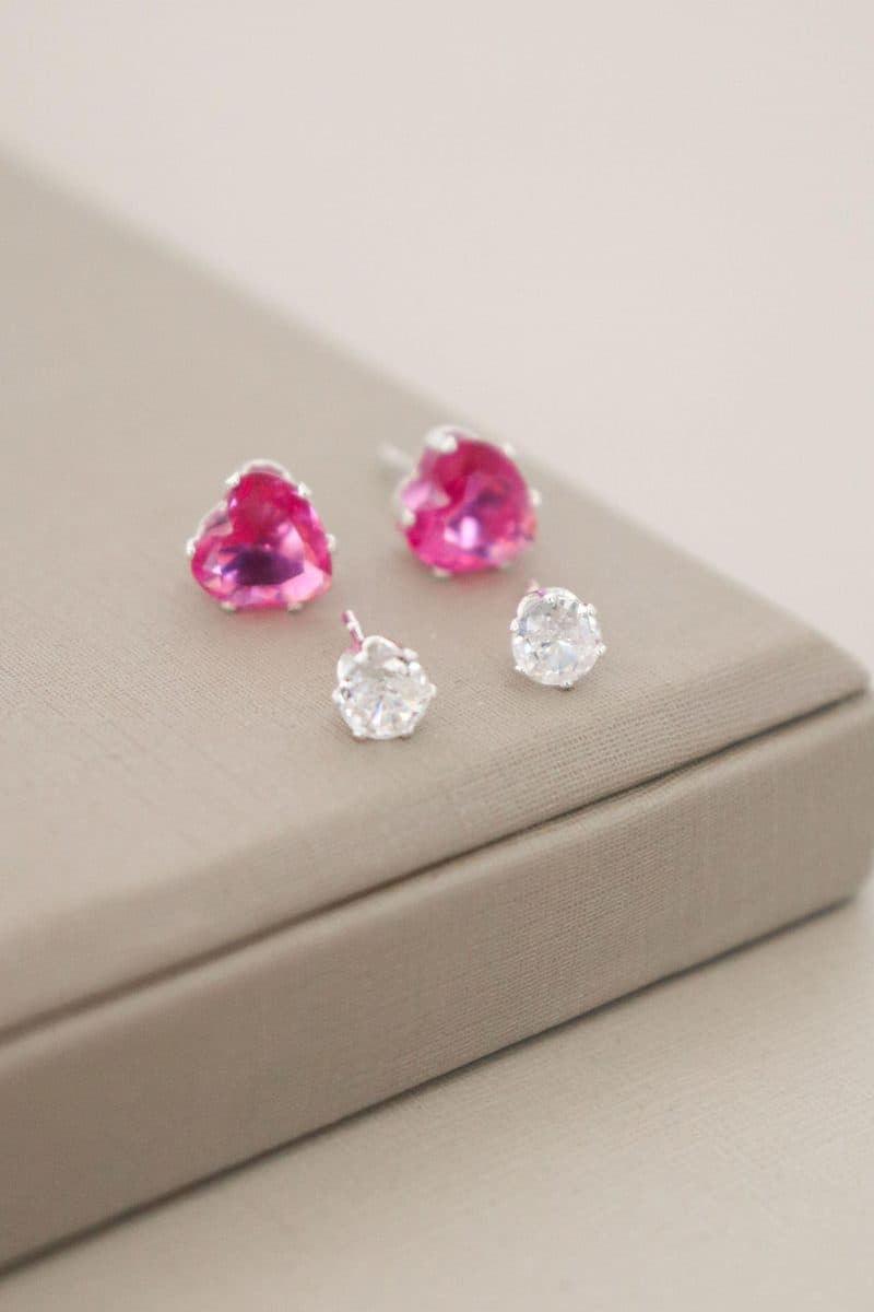 Dupla de brincos coração rosa e ponto de luz