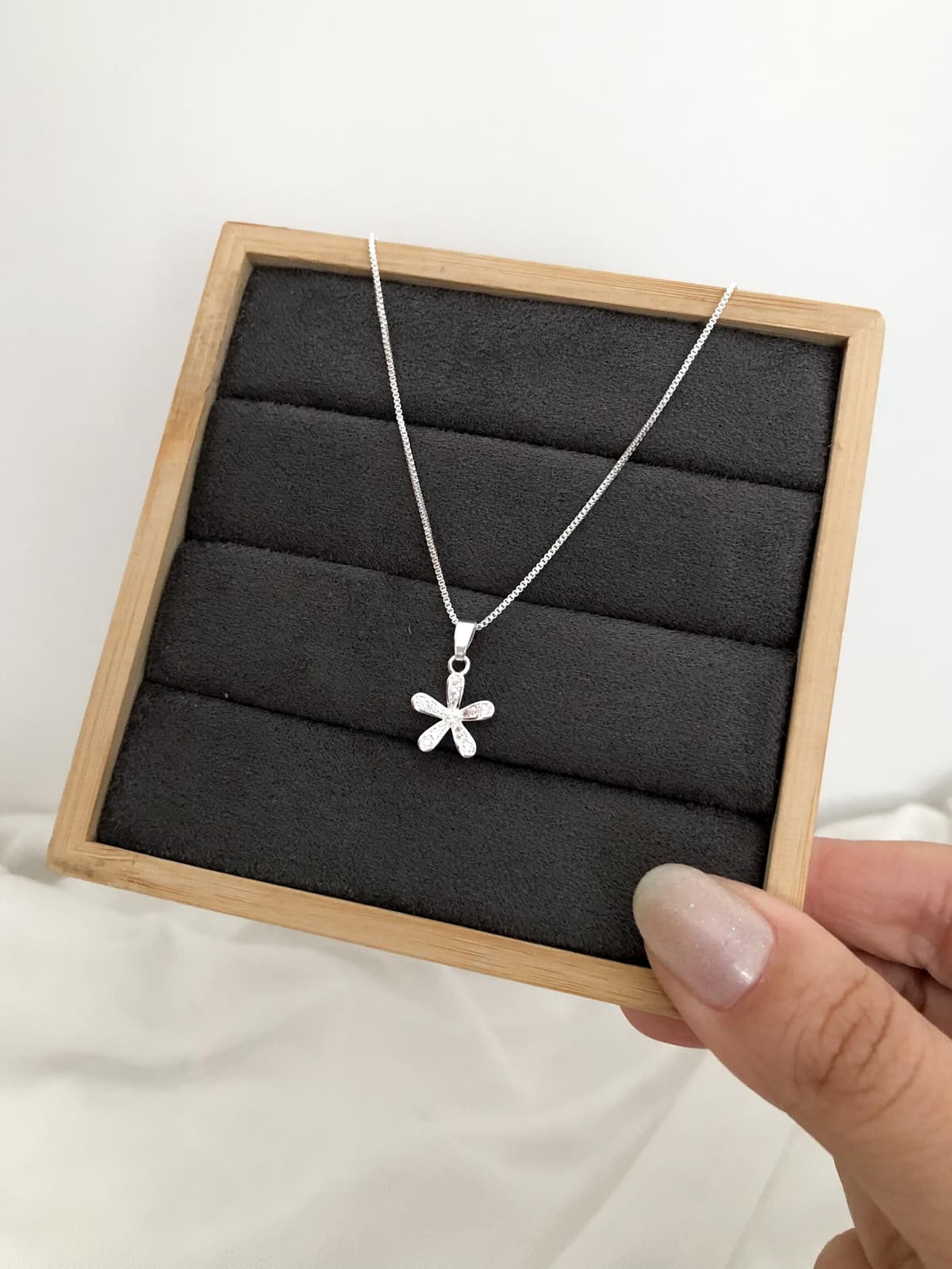 Colar flor 5 pétalas espaçadas