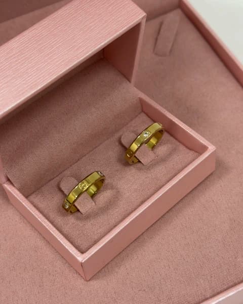 Anel de aço dourado com parafusos e zircônia