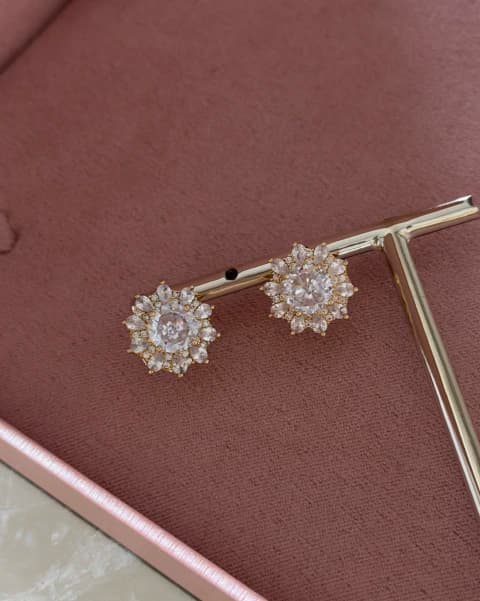 Brinco Flor Cravejado em Zircônia