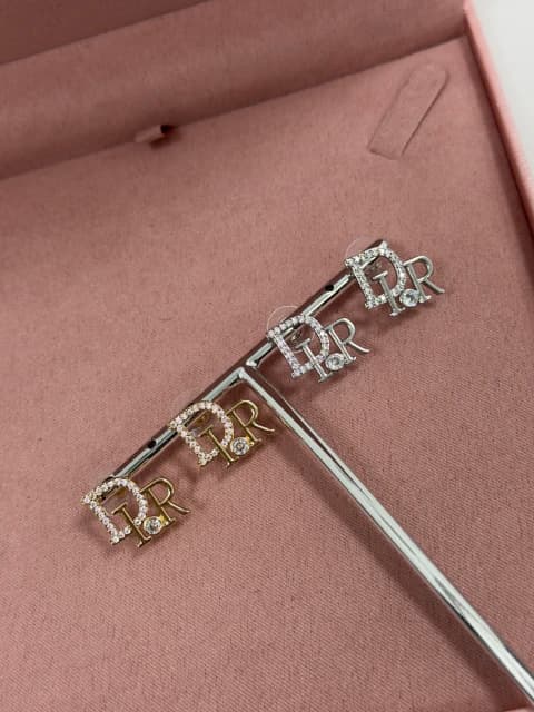 Brinco letras cravejadas em zircônias
