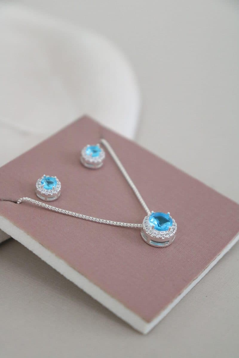 Conjunto redondo cravejado azul