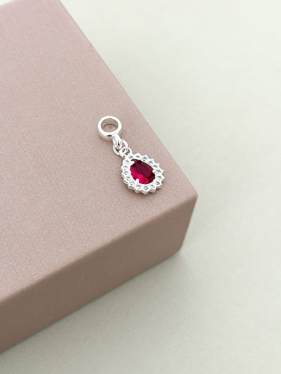Berloque gota detalhado rosa fucsia