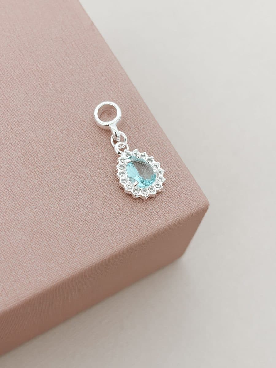 Berloque gota detalhado azul claro