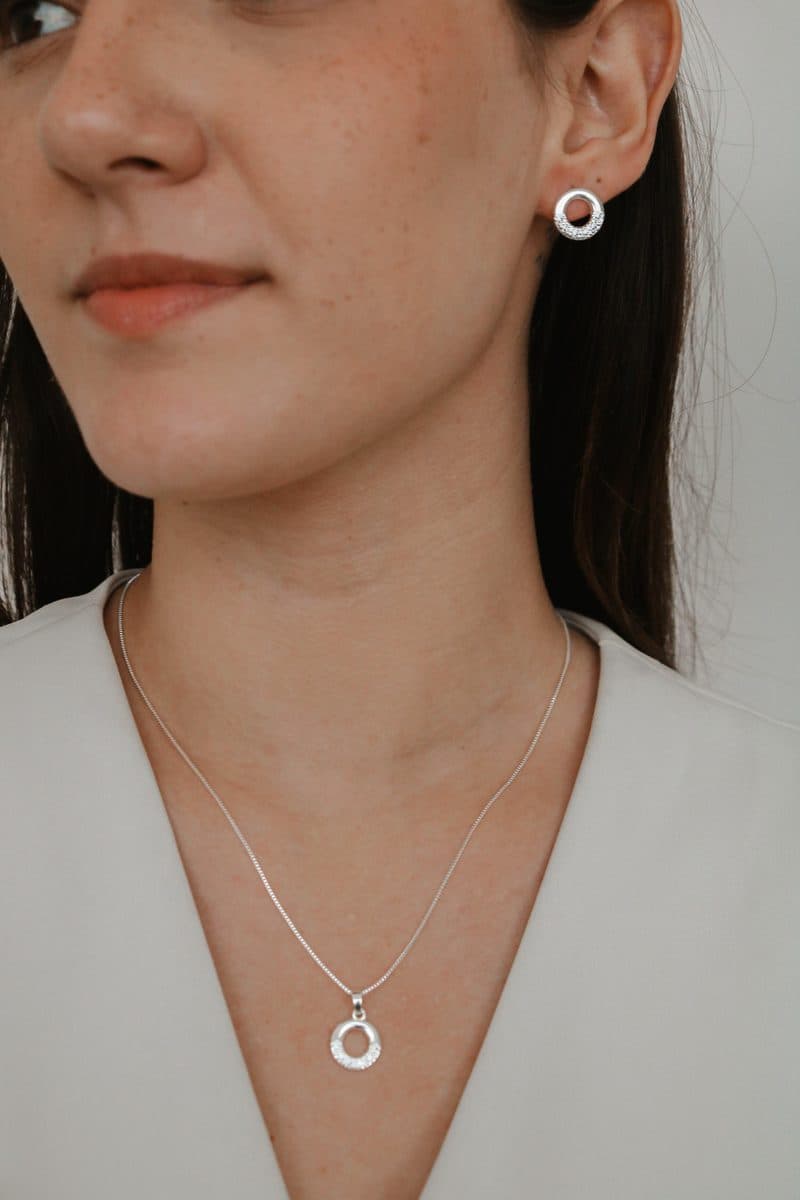 Conjunto círculo vazado com detalhe cravejado