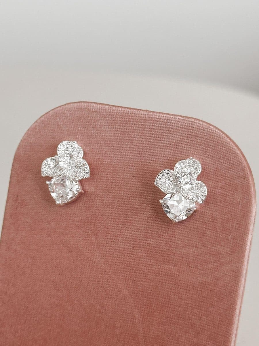Brinco flor três pétalas cravejadas com pedra cristal embaixo