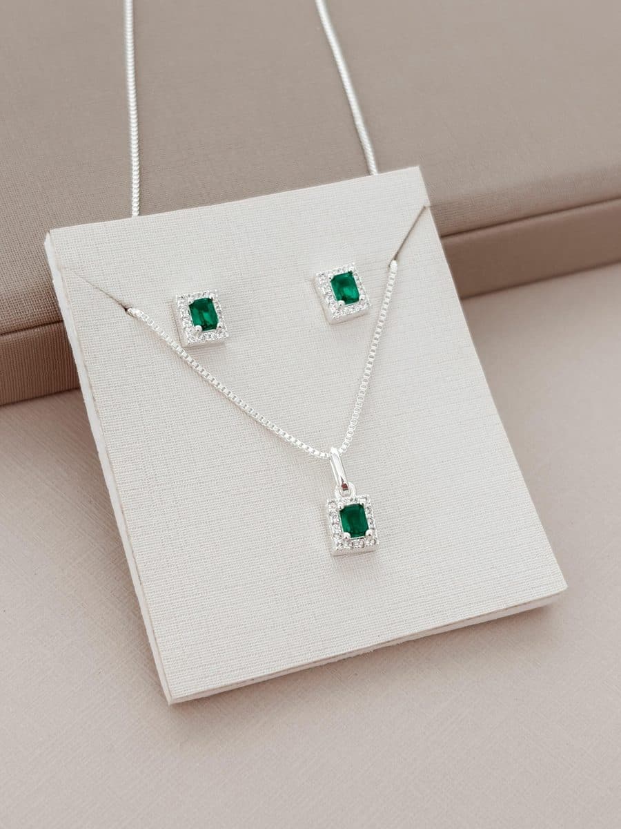 Conjunto quadradinho cravejado verde