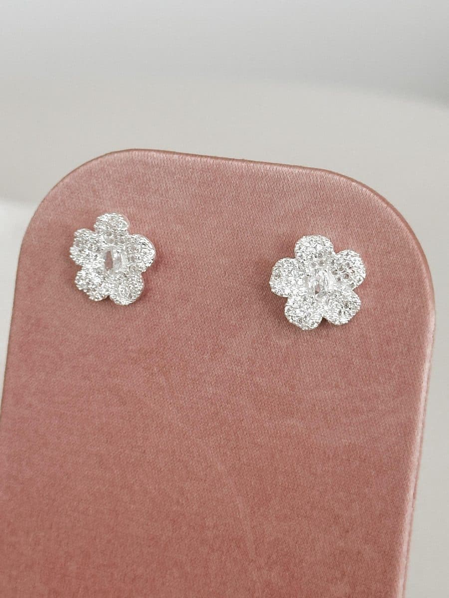 Brinco flor cinco pétalas cravejadas b